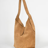 Elegante Schultertasche aus weichem Veloursleder in hellbraun mit Magnetverschluss, breitem verstellbarem Riemen & Handstichdetails.