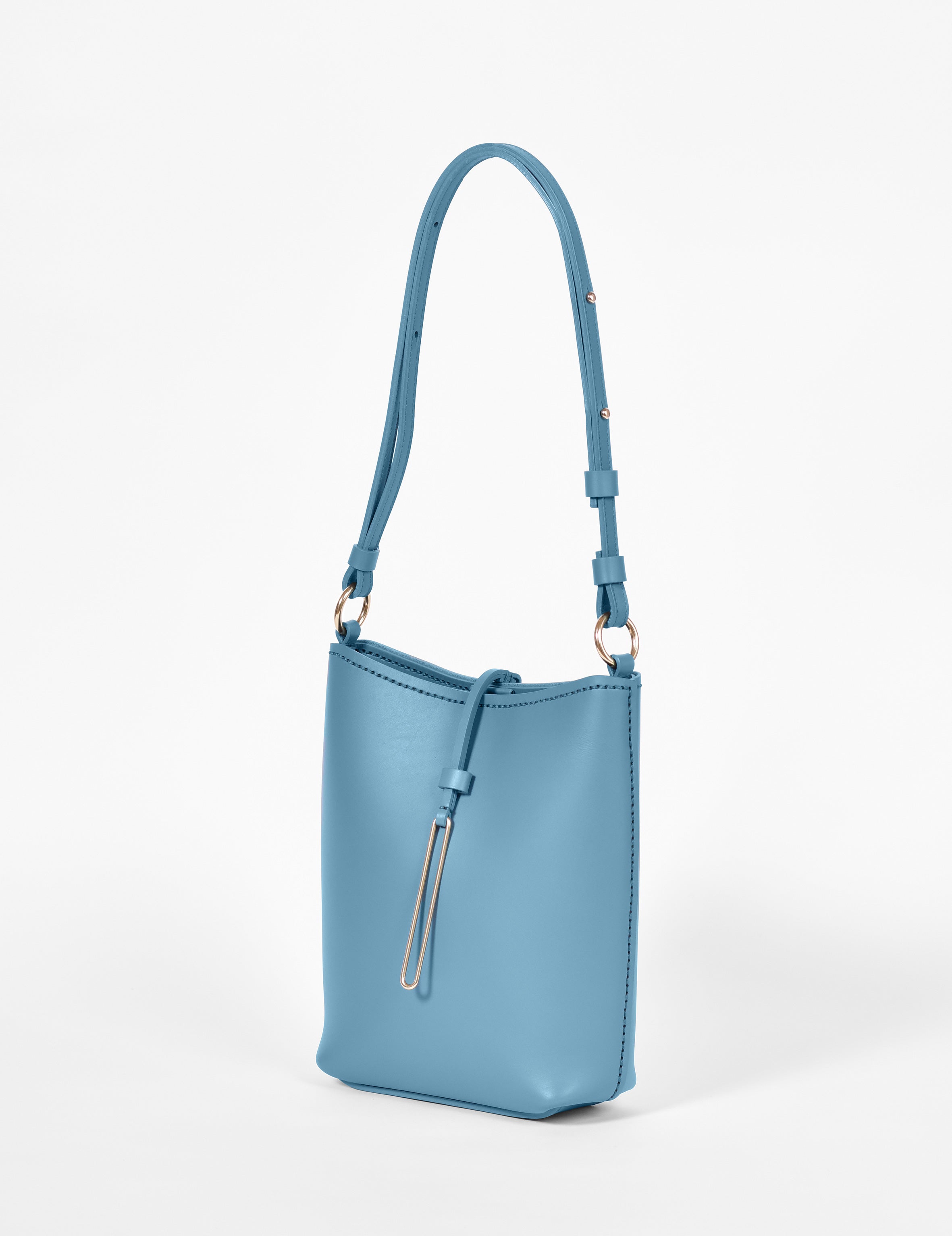 Kleine handgenähte Beuteltasche aus blauem Rindleder.