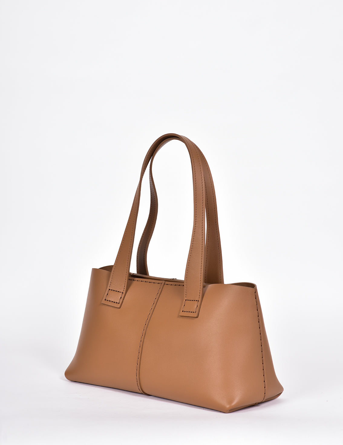 Shopper aus braunem Rindleder mit zwei Handriemen.