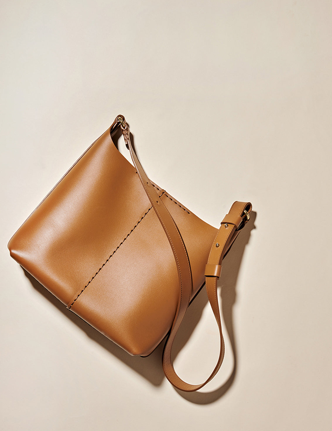 Handgenähte Schultertasche aus rotbraunem Rindleder