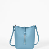 Kleine handgenähte Beuteltasche aus blauem Rindleder.