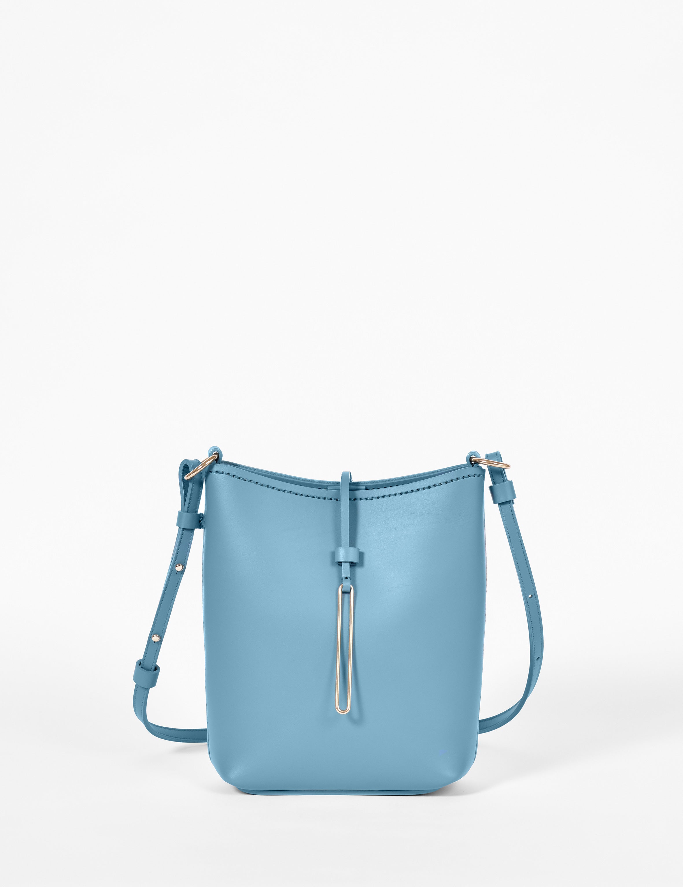Kleine handgenähte Beuteltasche aus blauem Rindleder.