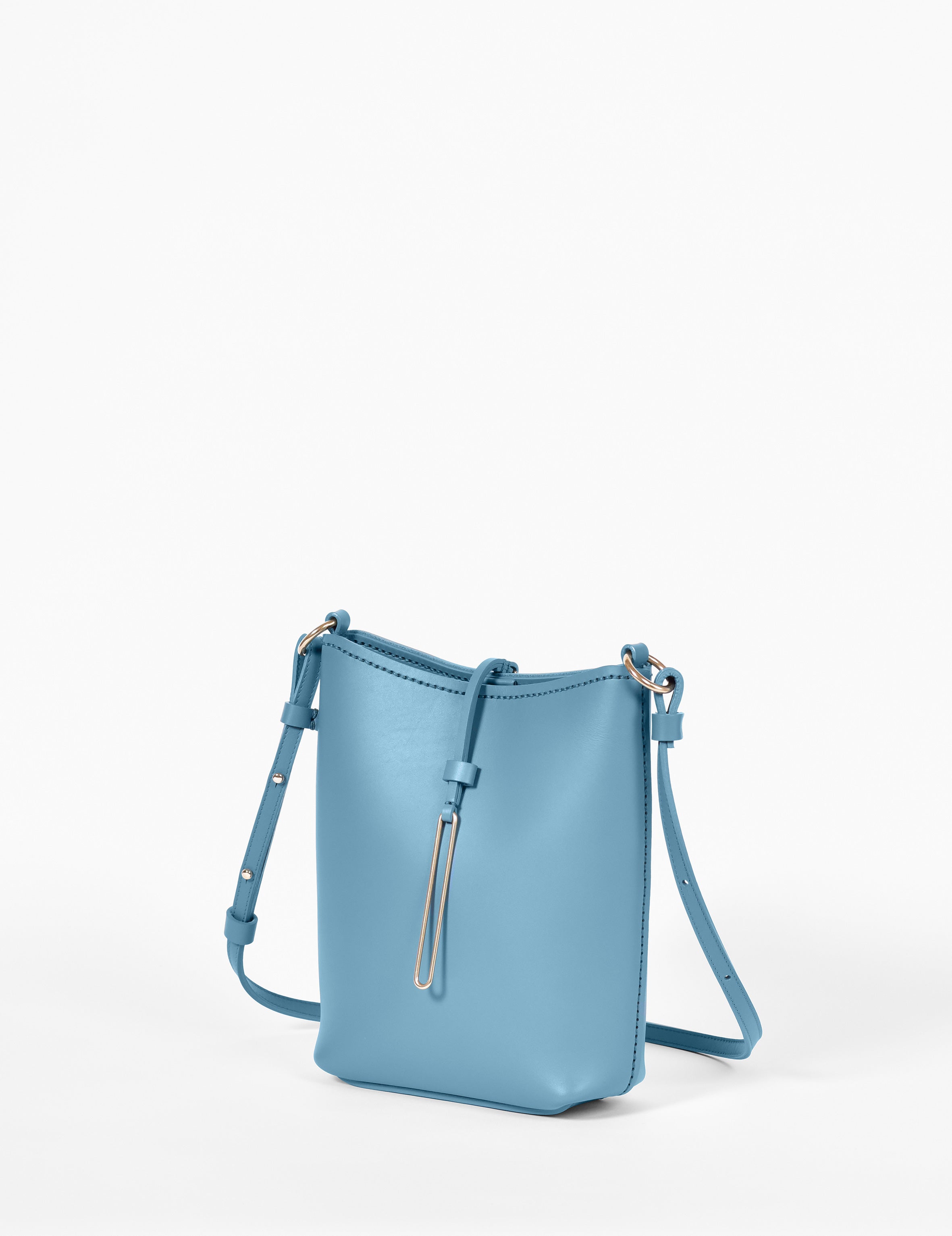 Kleine handgenähte Beuteltasche aus blauem Rindleder.