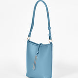 Kleine handgenähte Beuteltasche aus blauem Rindleder.
