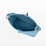 Kleine handgenähte Beuteltasche aus blauem Rindleder.