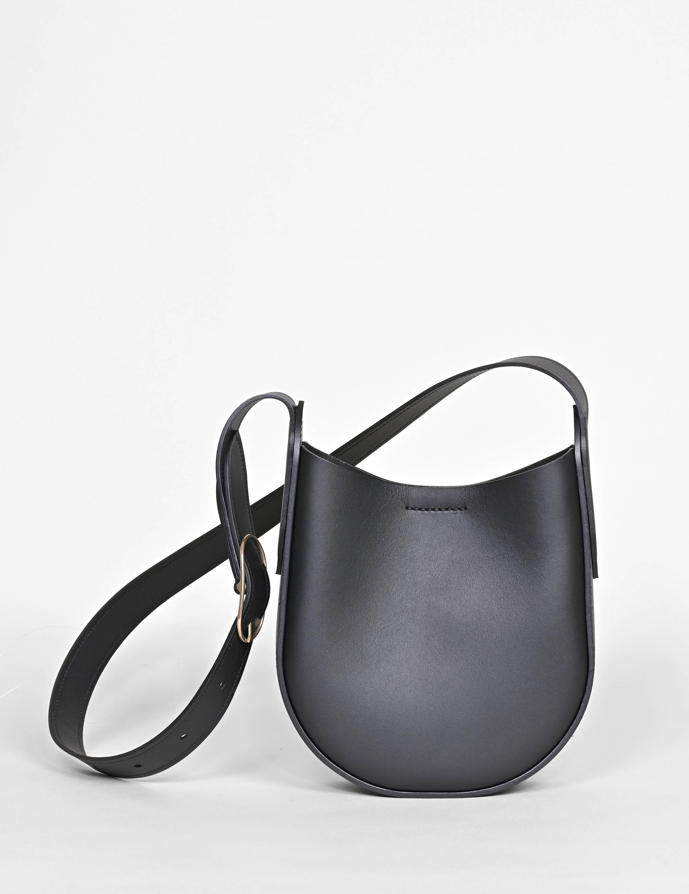 GARÇONNE schwarze Rindledertasche Vorderansicht