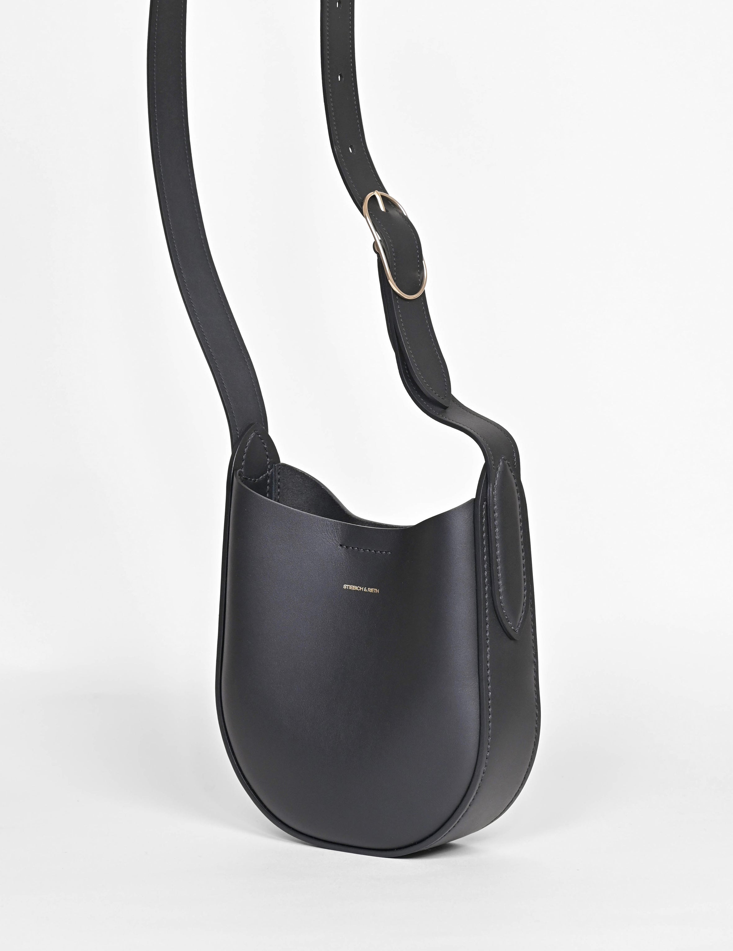 GARÇONNE schwarze Rindledertasche Seitenansicht