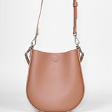 LOOP Schultertasche aus rotem Rindsleder mit Kurzhenkel und langem verstellbarem Schulterriemen, Rückansicht.