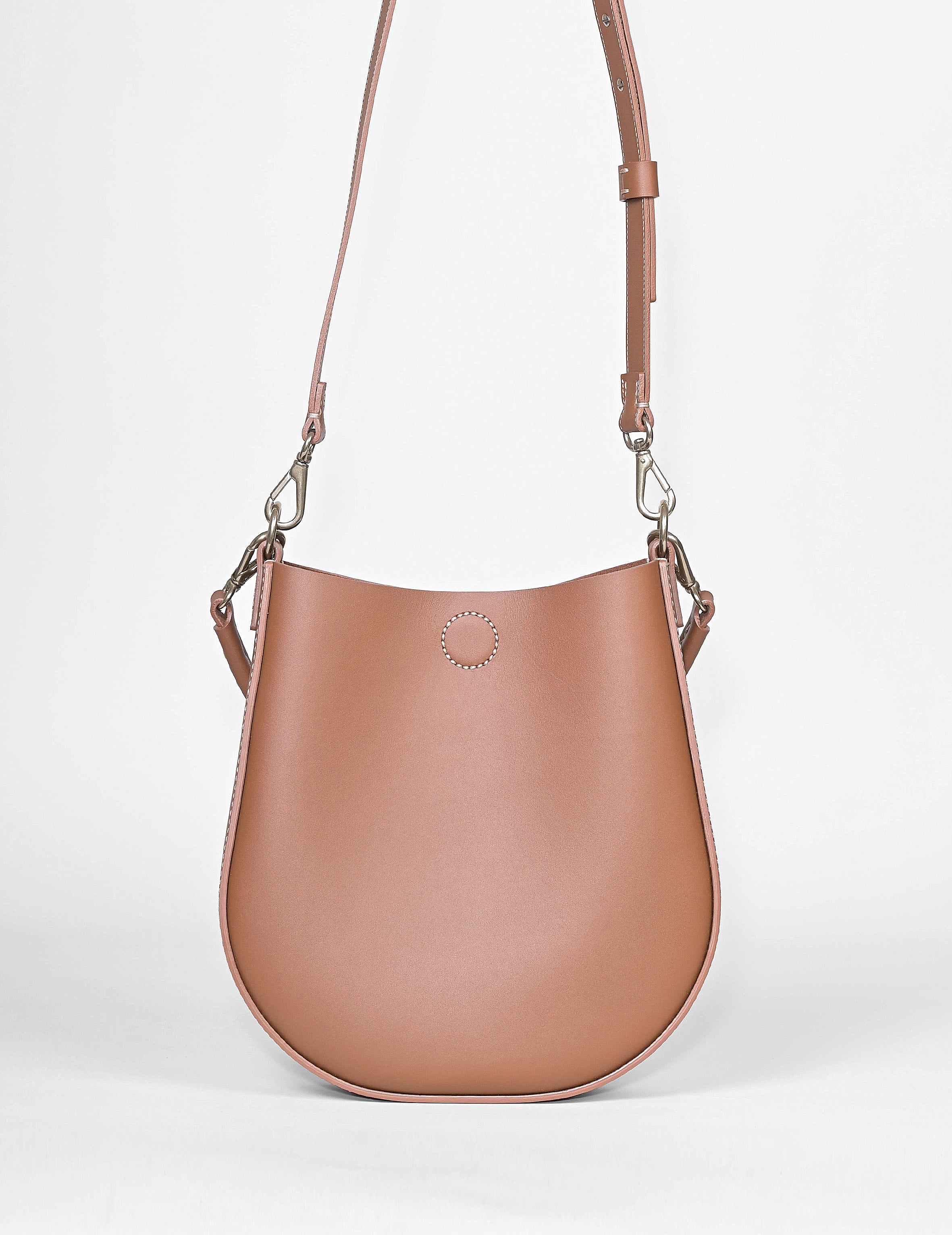 LOOP Schultertasche aus rotem Rindsleder mit Kurzhenkel und langem verstellbarem Schulterriemen, Rückansicht.