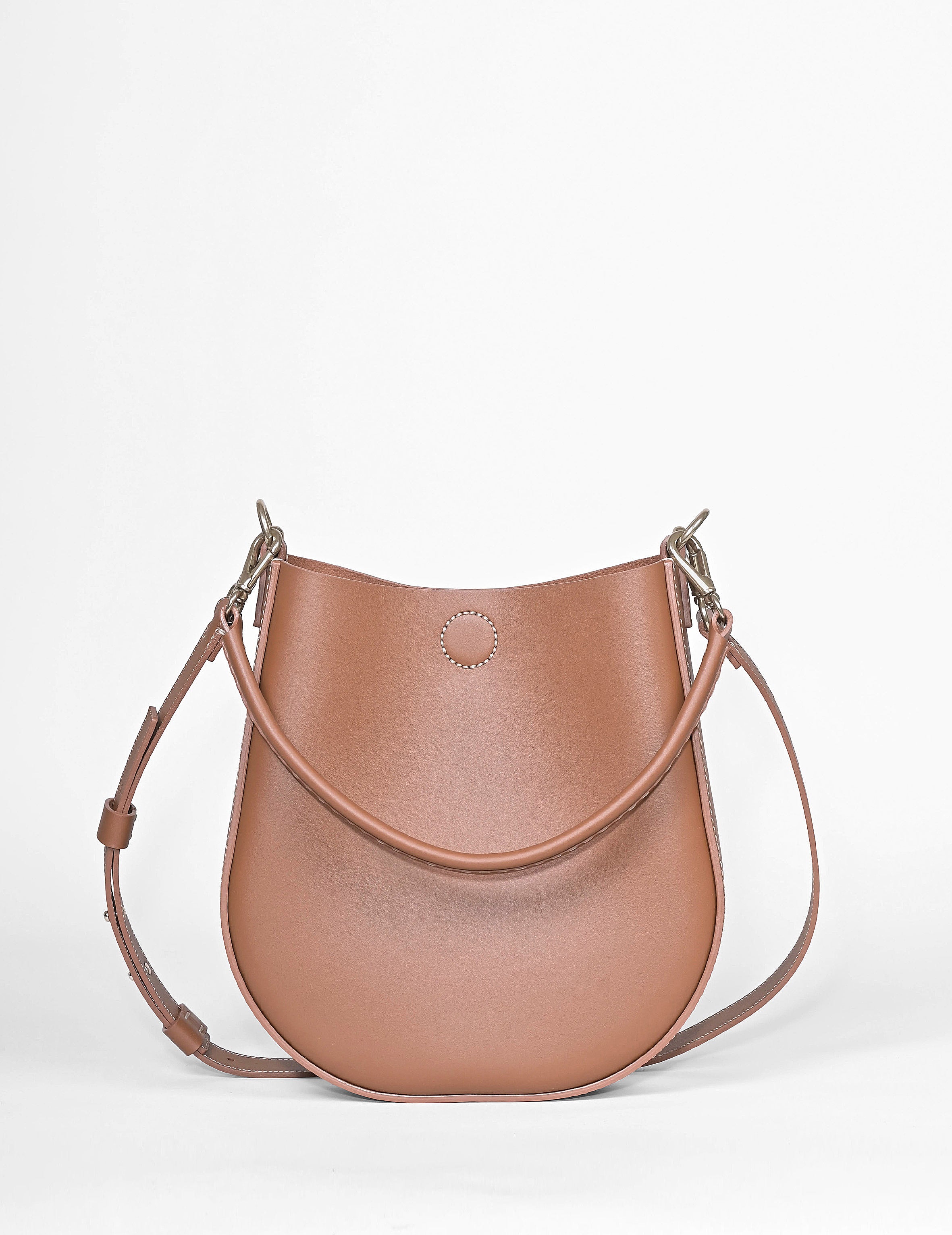 LOOP Schultertasche aus rbraunem Rindsleder mit halbrundem Korpus, Kurzhenkel und verstellbarem Schulterriemen, handgenäht