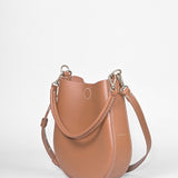 LOOP Schultertasche aus braunem Rindsleder mit Kurzhenkel und verstellbarem Schulterriemen mit Karabinern, Seitenansicht