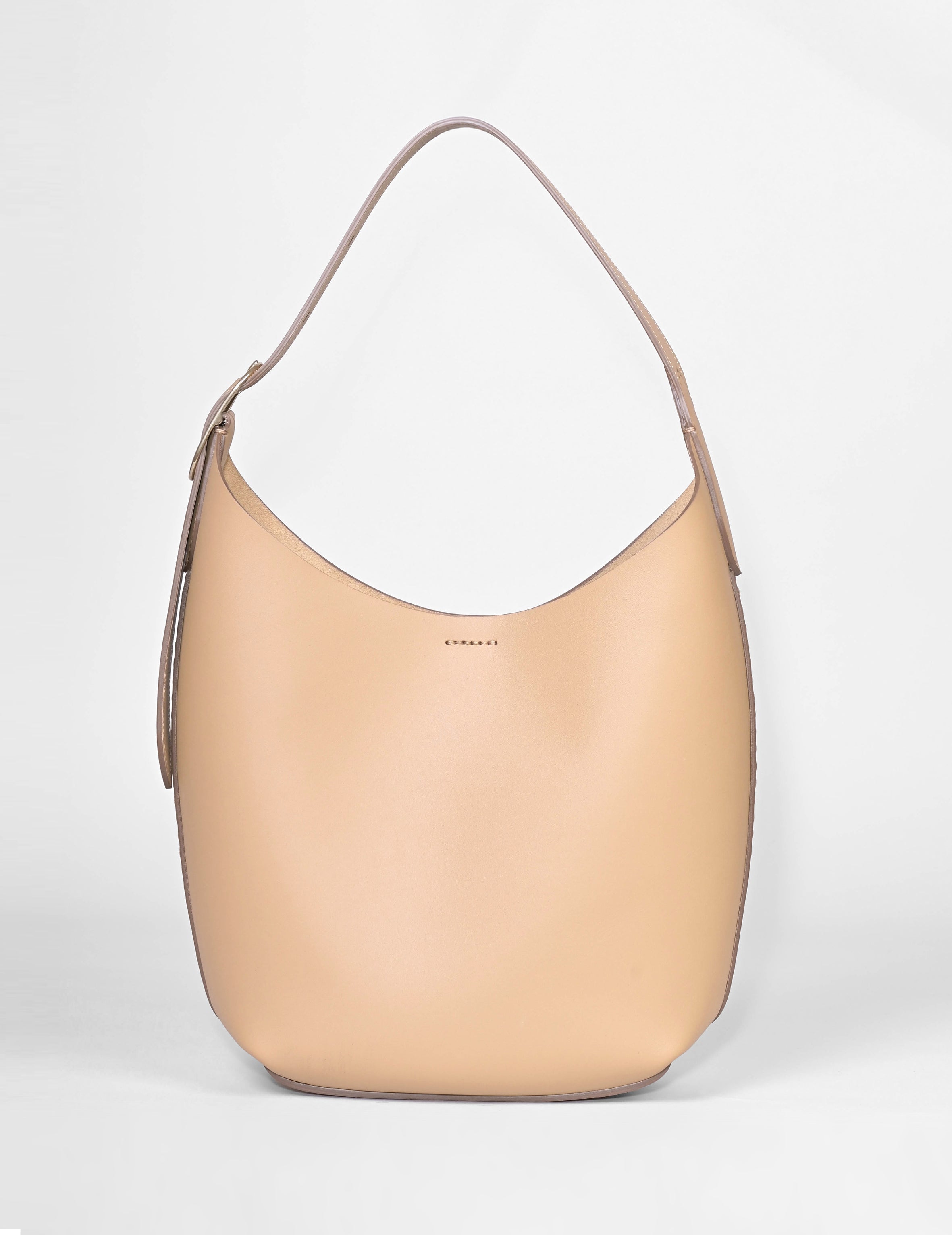 AVA Schultertasche aus Rindleder in Farbe Beach mit sichtbarer Handnaht
