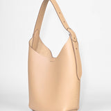 AVA Schultertasche aus Rindleder in Farbe Beach mit sichtbarer Handnaht