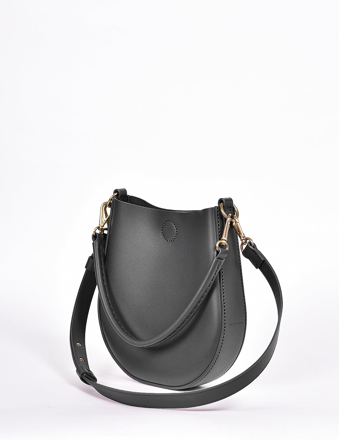 Handgenähte halbrunde Schultertasche aus schwarzem Rindleder.